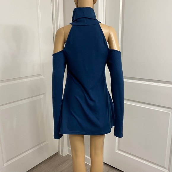 Abi Ferrin Cold Shoulder Long Sleeve Swing Silhouette Tunic Top. Blue. Small. - Picture 7 of 10